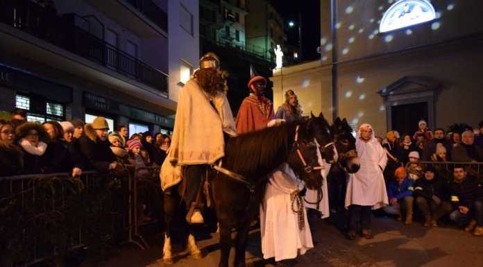 Il freddo non ferma i Tre Re nella magica atmosfera di Premana