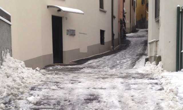 Neve accumulata davanti a via Bonaiti (Rancio): auto bloccate, residenti arrabbiati