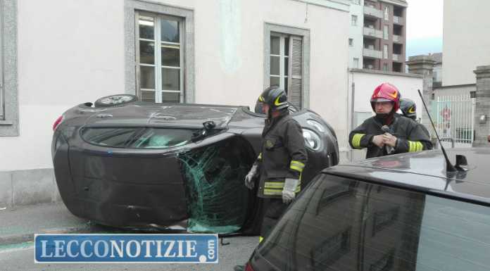 Urta un’auto e si ribalta in pieno centro città: automobilista illeso