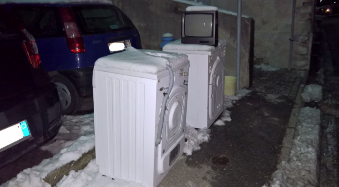 Laorca: “discarica” sul marciapiede, lamentele e disagi ai pedoni