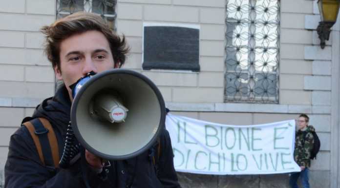 Bione, studenti in piazza: “Se chiude, nessuno spazio in città per i giovani”