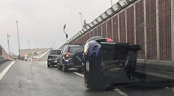 Auto si ribalta allo svincolo della Meridiana, illeso il conducente