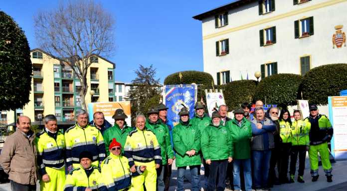 Mandello “dalle chiacchiere ai fatti”. E le associazioni fanno solidarietà