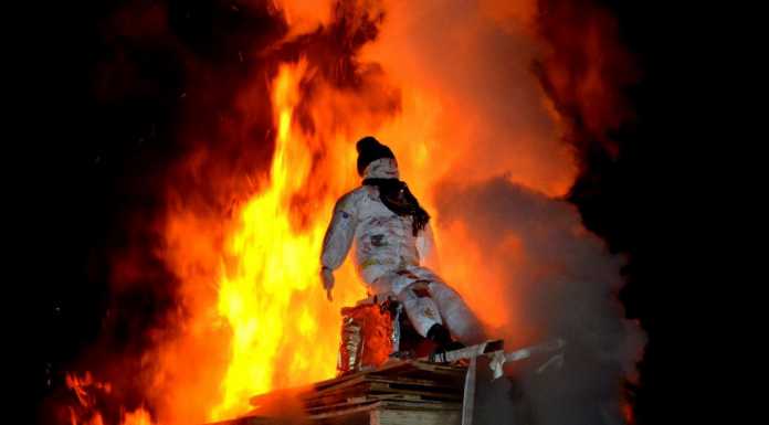 Mandello, al rogo il “ginèe”! Folla e tradizione rispettata