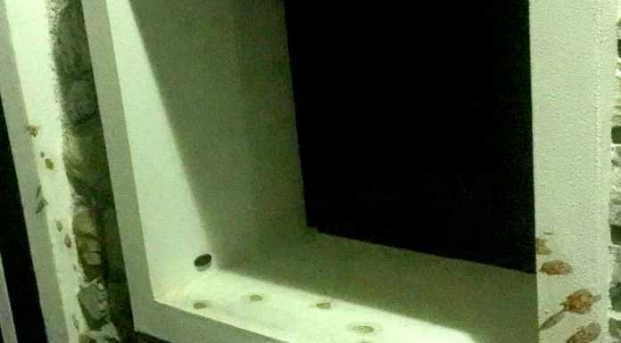 Mandello. Esce di casa e trova porta e finestre imbrattate di salsa