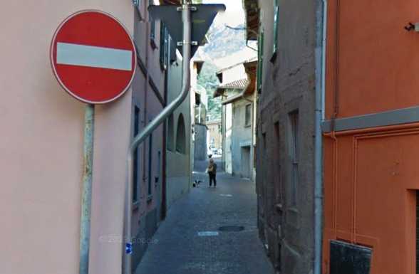 Raggiunta nel vicolo dal truffatore, urla e lo mette in fuga