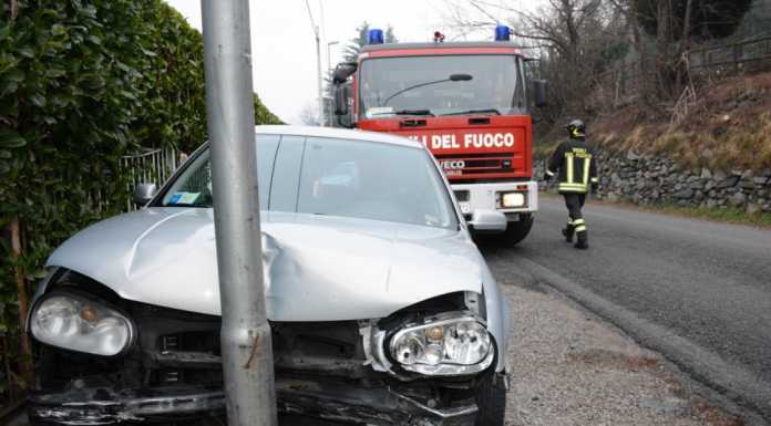 Galbiate. Sorpasso azzardato, Golf sbanda e centra un palo