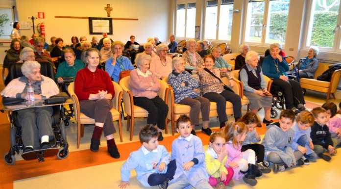 Casa di riposo Mandello, nonni e bimbi giocano e cantano insieme
