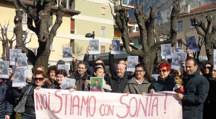 Calolzio. “Stiamo con Sonia” la protesta dei genitori in municipio
