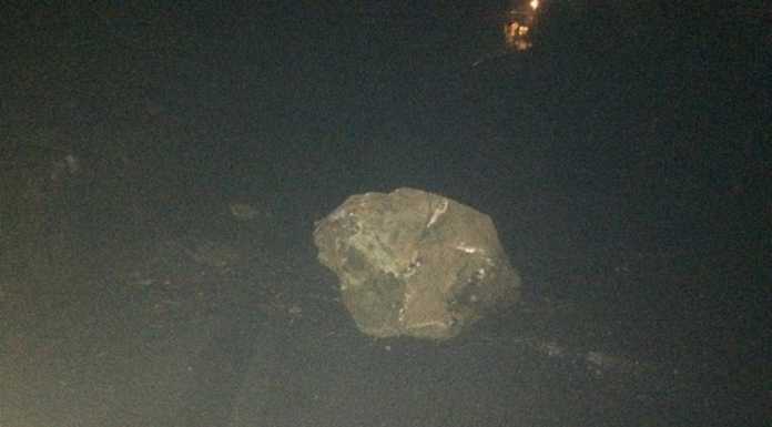 Carenno, un masso cade sulla strada per Sopracornola