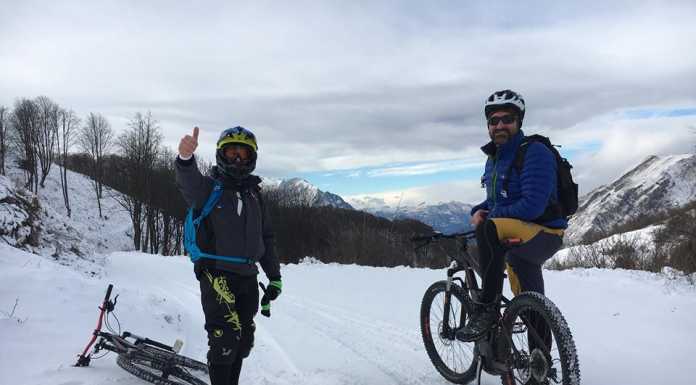 Sabato tour al chiaro di luna pedalando sulla neve con Lake Como Bike