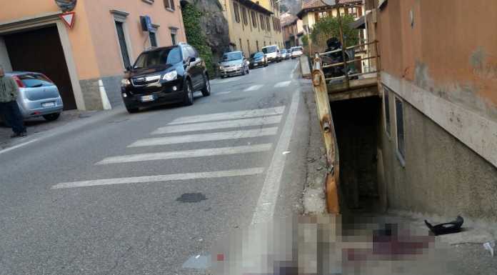 Perde il controllo della moto e sbatte contro una ringhiera, gravissimo 32enne