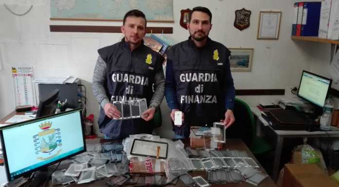 Ricambi per cellulari contraffatti. Maxi-sequestro della GDF