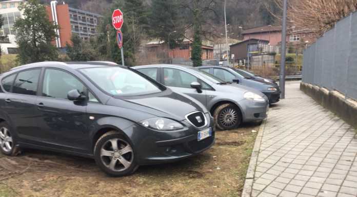 Ci risiamo: parcheggi selvaggi e cartacce all’ingresso del Pronto Soccorso