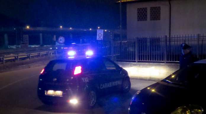 Un botto mentre guida e uno strano foro nell’auto. Proiettile? I CC indagano