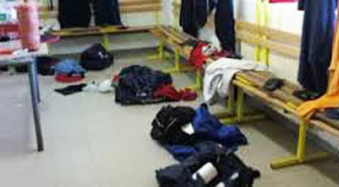 Ladri negli spogliatoi: prendondo le chiavi e rubano le auto