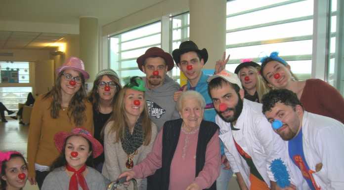 I clown portano allegria e sorrisi ai nonni dell’Airoldi e Muzzi