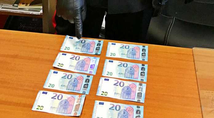 Paga il benzinaio con 20 euro falsi: 34enne arrestato dai carabinieri