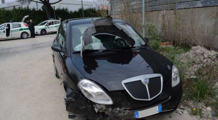 Si ribaltano in auto al Lavello, spavento per due giovani