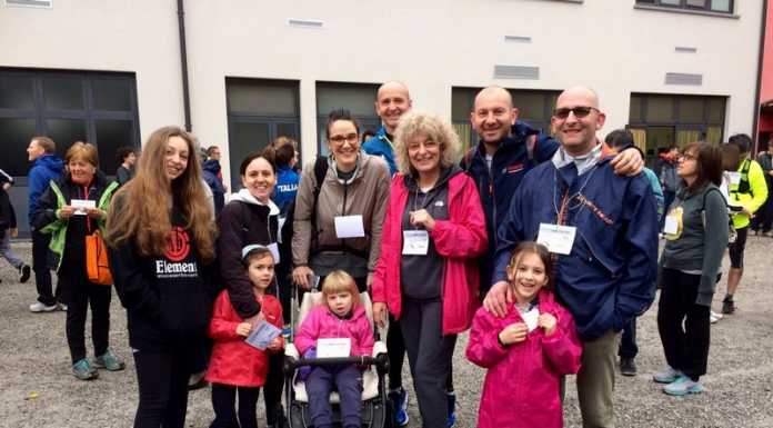 Calolzio, il cielo grigio non ferma i papà, in 400 alla camminata