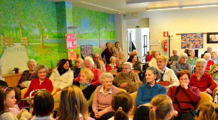 Olcio e Somana, i nonni di Mandello giocano con i bimbi degli asili