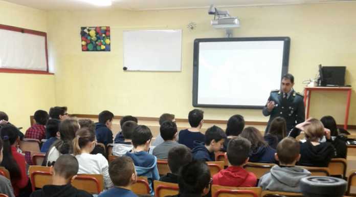 Legalità. La Guardia di Finanza sale in cattedra alla scuola A. Nava