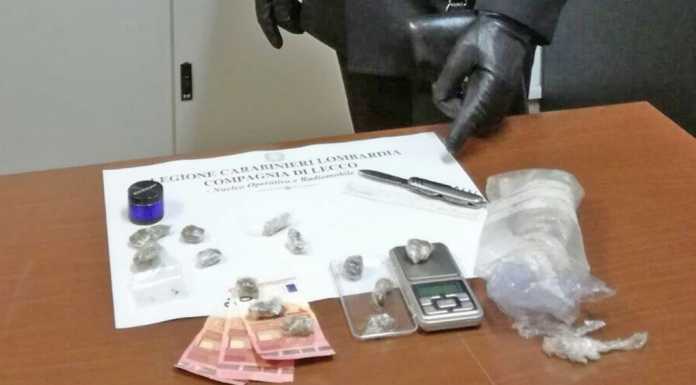 Spaccio fuori da scuola: arrestato un 19enne di Mandello