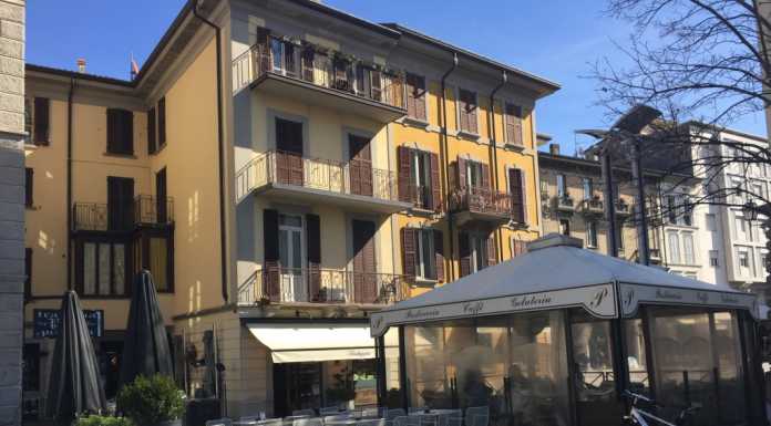 Si ferma al bar per un caffè, mentre paga gli rubano la bici