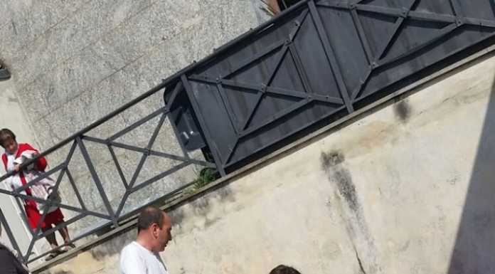 Cade da una scala: donna soccorsa al cimitero di Castello