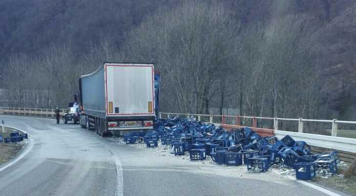 Camion rovescia il carico di bottiglie, pomeriggio di code in Valsassina