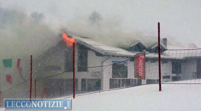 Incendio ai Piani di Bobbio: brucia il tetto del Centro Fondo