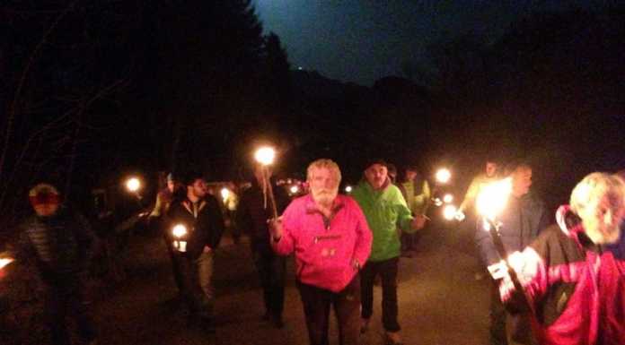 Le fiaccole illuminano i Resinelli nel ricordo di Marco Anghileri