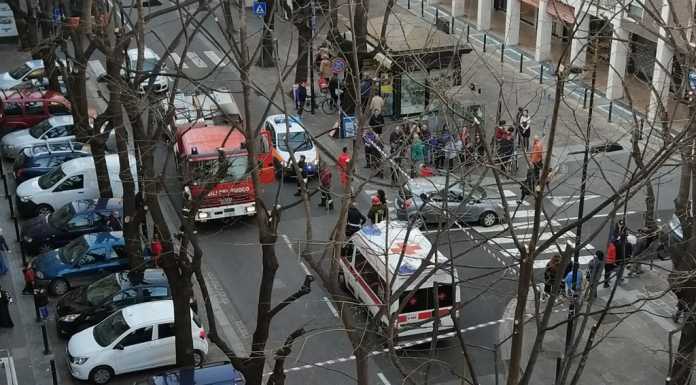 Viale Turati, frena per evitare un’auto e cade dalla moto, 14enne in PS
