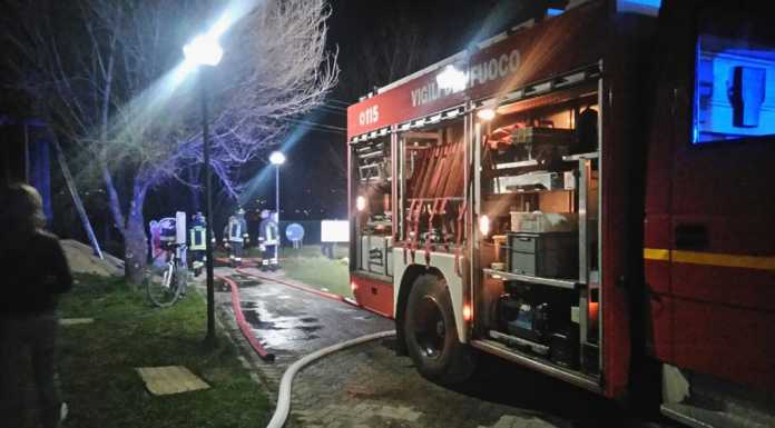 Olginate, fiamme nel canneto, Vigili del Fuoco al lavoro