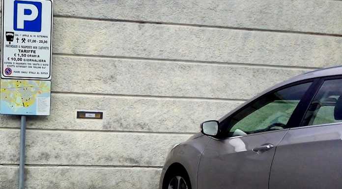 Mandello. Soste a pagamento, dal 20 marzo in vendita i bollini blu