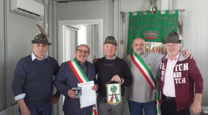 Pescate solidale: il sindaco consegna 13 mila euro ad Arquata