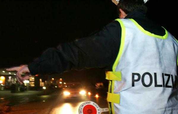 Ubriaco in Porsche fugge dalla Polizia e si schianta: denunciato