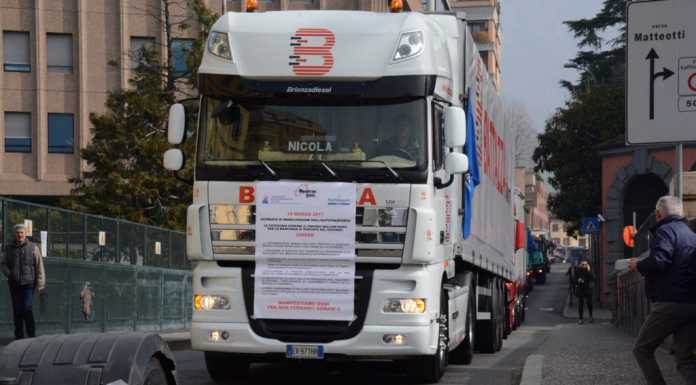 I tir bloccano la città: la protesta degli autotrasportatori