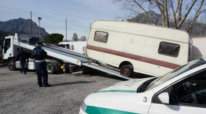 Bione. Roulotte “di nessuno”, la Polizia Locale le fa demolire