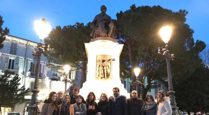 Festeggiano il 232° compleanno del Manzoni con un taglio torta sotto la statua