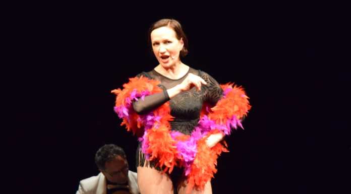 Piacevole “La vedova allegra – Cafè Chantant” di Maddalena Crippa