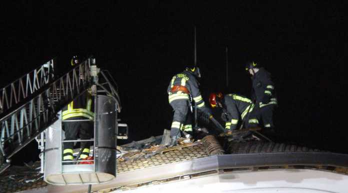 Incendio in una casa di via Belfiore a Lecco, Vigili del Fuoco al lavoro