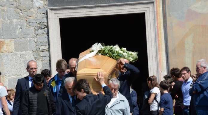 Immenso dolore ai funerali di Mattia. “Ora sei con la mamma”
