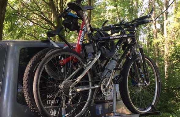 Derubati delle bici in centro Lecco, che beffa per due turisti