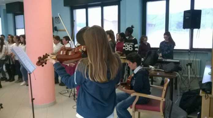 Calolzio. Il coro della scuola Manzoni in visita agli anziani
