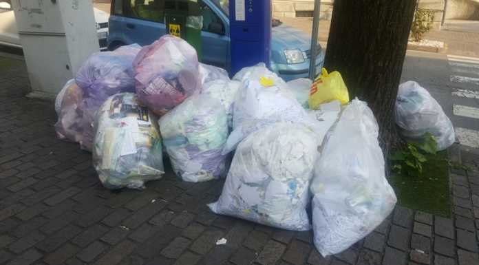 Sacco viola o sacco giallo? Le vie di Calolzio invase dai rifiuti