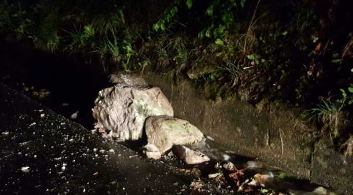 Sopracornola. Masso frana e finisce sulla strada, chiusa una corsia