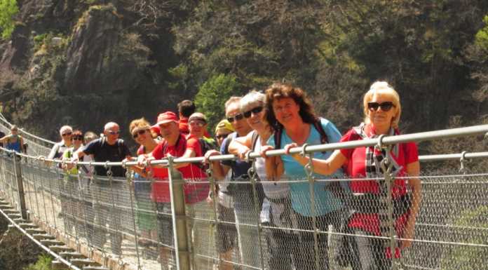 CamminaSel: in più di cento per l’escursione al ponte tibetano di Carasc