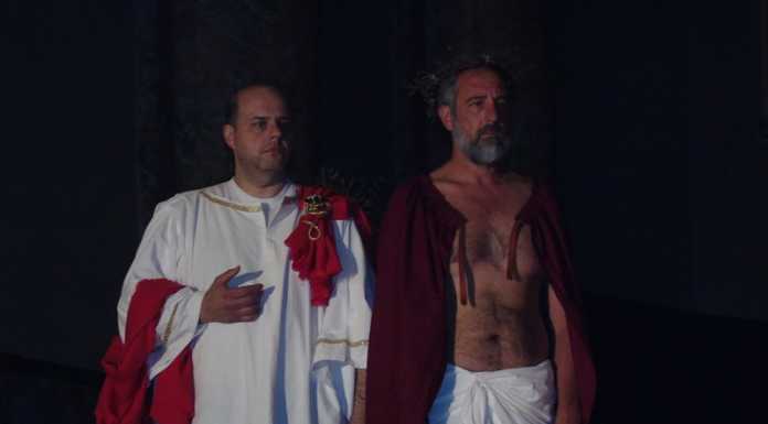 Carenno. La comunità raccolta per la rappresentazione del venerdì Santo