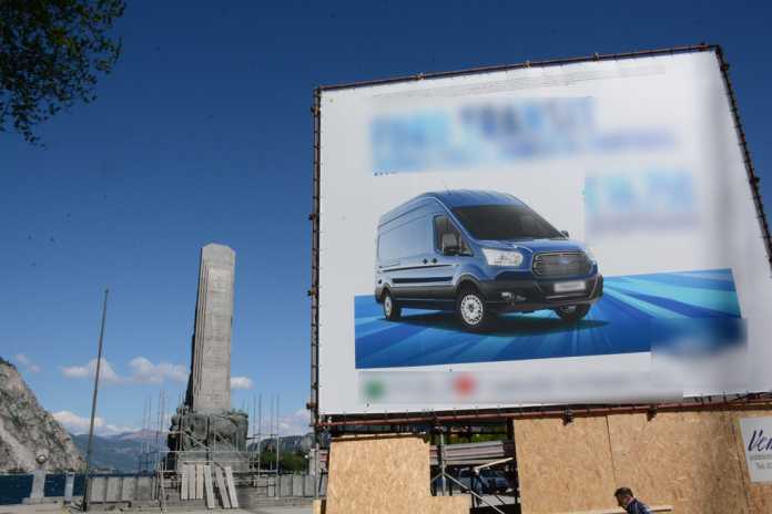 cartello pubblicitario monumento